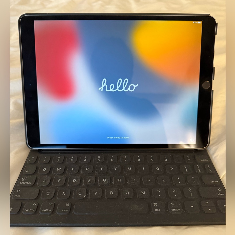 Apple Space Grey iPad Pro 10.5 Inch 256GB (A1701)